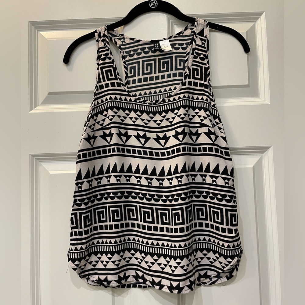 Patterned tank